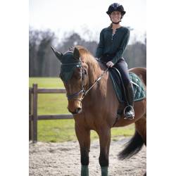 Tapis de dressage Luxor Vert foncé Lamicell porté par une cavalière à cheval