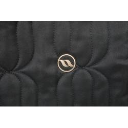Zoom sur le logo du tapis de dressage Deep nights noir