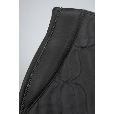 Zoom sur le devant du tapis de selle Deep nights noir