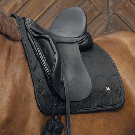Tapis de dressage Deep nights noir sur un cheval vue de 3 quarts
