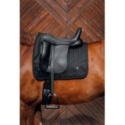 Tapis de dressage Deep nights noir sur un cheval vue de profil