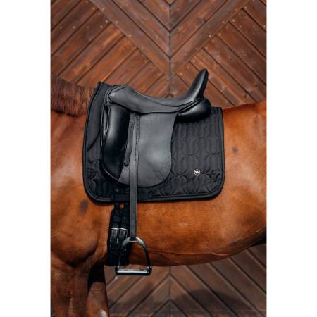 Tapis de dressage Deep nights noir sur un cheval vue de profil