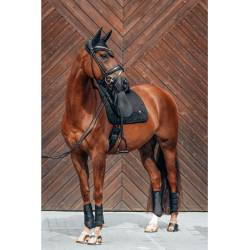Tapis de dressage Deep nights noir sur un cheval