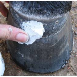 Mastic pour sabots Artimud 300 g Red Horse appliqué sur un sabot de cheval