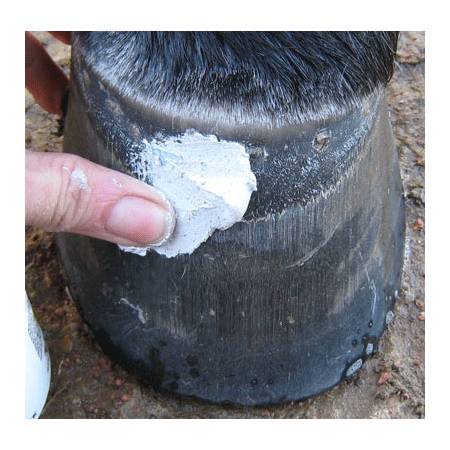 Mastic pour sabots Artimud 300 g Red Horse appliqué sur un sabot de cheval