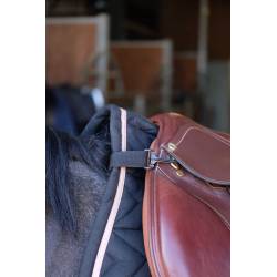 Zoom sur les attaches d'une bande de respect Norton sur un cheval sellé