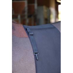 Zoom sur le haut d'une bande de respect Norton sur un cheval sans selle