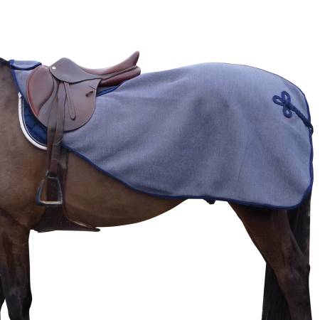 Zoom sur le couvre reins polaire avec Brandebourg Canter sur un cheval