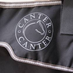 Zoom sur le logo de la tenture de box petit modèle Canter bleue noire