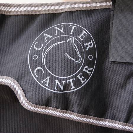 Zoom sur le logo de la tenture de box petit modèle Canter bleue noire