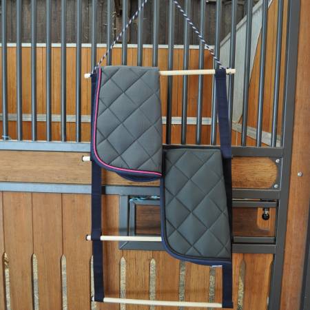 Porte tapis pour chevaux Canter dans une écurie
