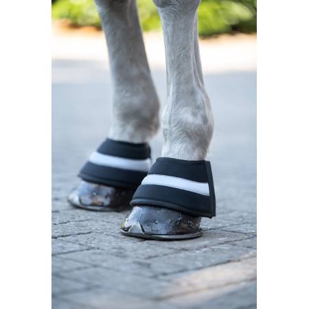 Cloches réfléchissantes HKM noires portées par un cheval