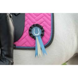 Zoom sur le tapis Nele rose HKM sur un poney shetland avec la décoration amovible