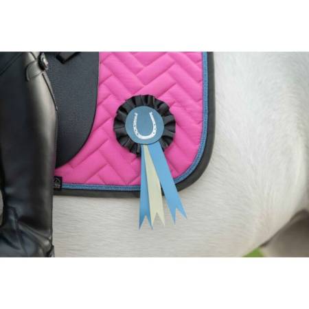 Zoom sur le tapis Nele rose HKM sur un poney shetland avec la décoration amovible