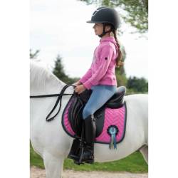 Tapis Shetland Nele rose HKM sur un poney avec une jeune cavalière