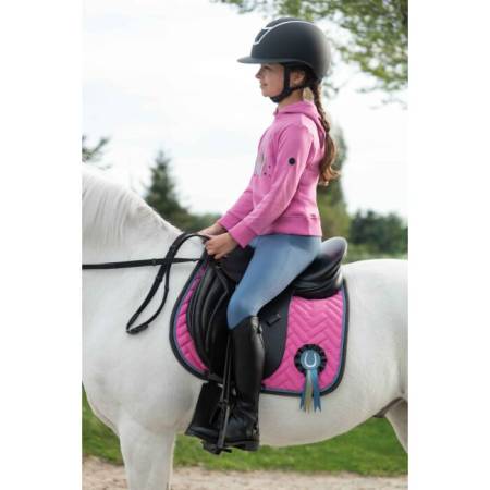 Tapis Shetland Nele rose HKM sur un poney avec une jeune cavalière