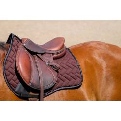 Tapis de selle Impulsion marron Equithème sur un cheval