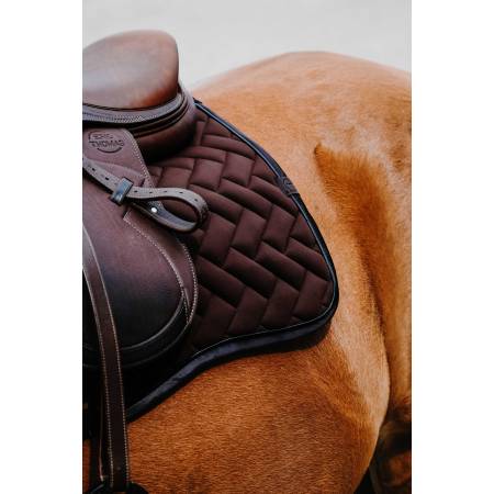 Zoom sur l'arrière du tapis de selle Impulsion marron Equithème sur un cheval bai vue de face 3 quarts