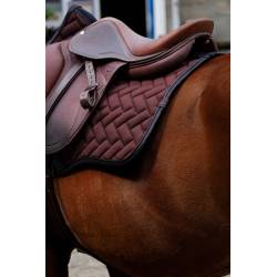 Zoom sur l'arrière du tapis de selle Impulsion marron Equithème sur un cheval bai vue de dos 3 quarts