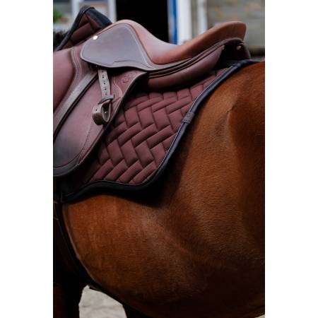 Zoom sur l'arrière du tapis de selle Impulsion marron Equithème sur un cheval bai vue de dos 3 quarts