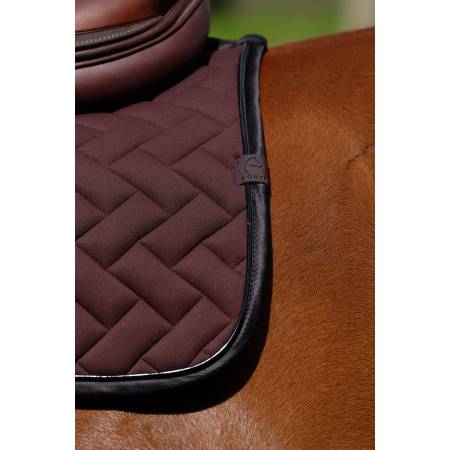 Zoom sur l'arrière du tapis de selle Impulsion marron Equithème sur un cheval bai