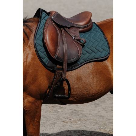 Tapis de selle Impulsion vert Equithème sur un cheval