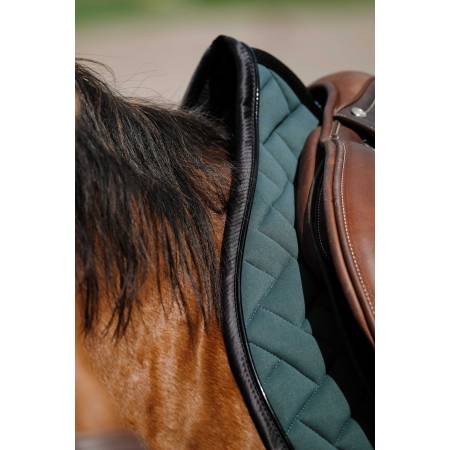 Zoom sur l'avant du tapis de selle Impulsion vert Equithème sur un cheval bai