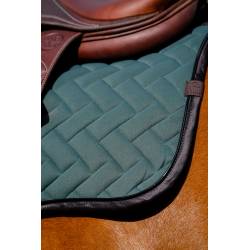 Zoom sur l'arrière du tapis de selle Impulsion vert Equithème sur un cheval bai