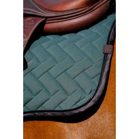Zoom sur l'arrière du tapis de selle Impulsion vert Equithème sur un cheval bai