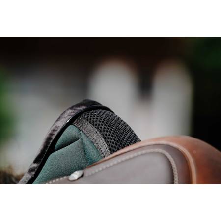 Zoom sur le garrot du tapis de selle Impulsion vert Equithème sur un cheval bai