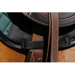 Zoom sur le passage de sangle du tapis de selle Impulsion vert Equithème sur un cheval bai