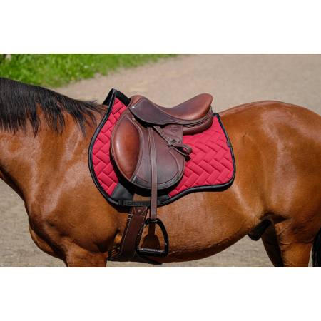 Tapis de selle Impulsion rouge foncé Equithème sur un cheval bai