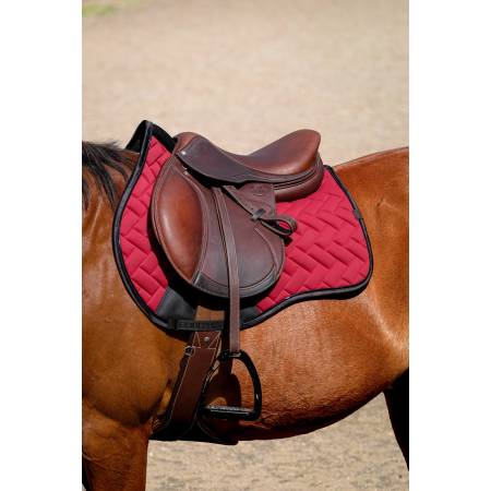 Tapis de selle Impulsion rouge foncé Equithème sur un cheval