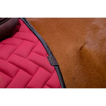 Zoom sur l'arrière du tapis de selle Impulsion rouge foncé Equithème sur un cheval bai