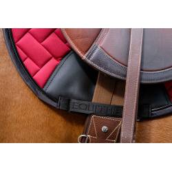 Zoom sur le passage de sangle du tapis de selle Impulsion rouge foncé Equithème sur un cheval bai