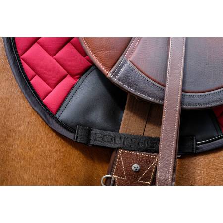 Zoom sur le passage de sangle du tapis de selle Impulsion rouge foncé Equithème sur un cheval bai