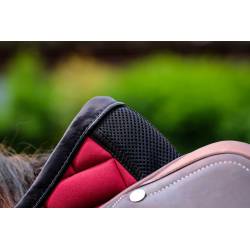 Zoom sur le garrot du tapis de selle Impulsion rouge foncé Equithème sur un cheval bai