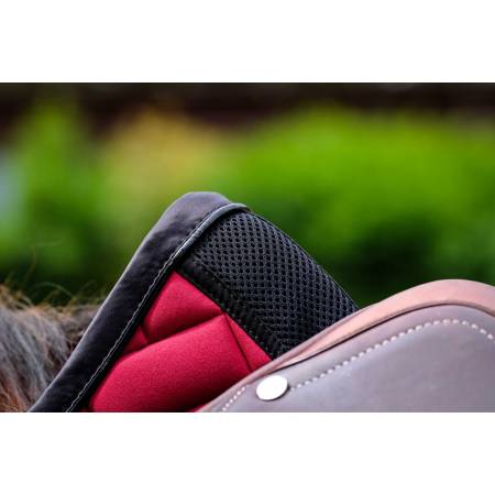 Zoom sur le garrot du tapis de selle Impulsion rouge foncé Equithème sur un cheval bai