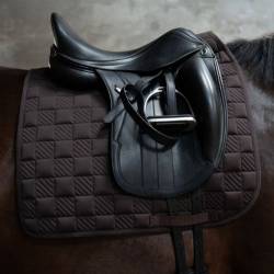 Tapis de dressage Arezzo Sporty marron HKM sur un cheval