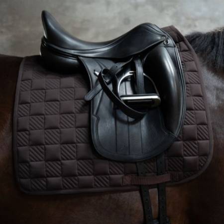 Tapis de dressage Arezzo Sporty marron HKM sur un cheval