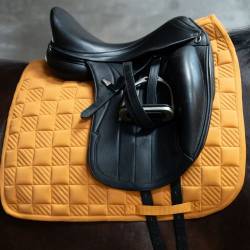 Tapis de selle Arezzo Sporty moutarde HKM sur un cheval