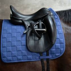 Tapis de dressage Arezzo Sporty indigo HKM sur un cheval
