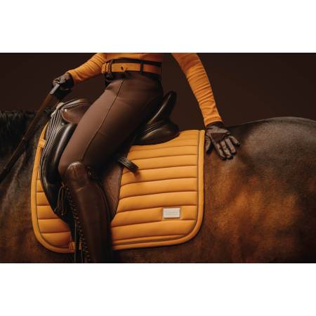 Tapis de selle Livigno Elegance moutarde HKM sur un cheval vue de profil