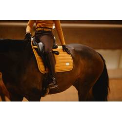 Tapis de selle Livigno Elegance moutarde HKM sur un cheval vue de 3 quarts