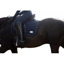 Tapis de selle Livigno Elegance marine HKM sur un cheval vue de profil