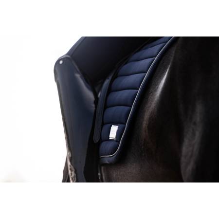 Tapis de selle Livigno Elegance marine HKM sur un cheval vue de 3 quarts