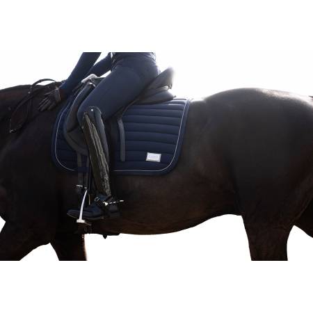 Tapis de dressage Livigno Elegance marine HKM sur un cheval vue de profil