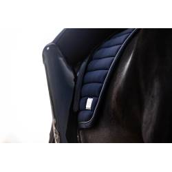 Tapis de dressage Livigno Elegance marine HKM sur un cheval vue de 3 quarts