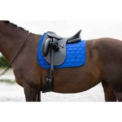 Tapis de selle Amalfi Sportive bleu HKM sur un cheval
