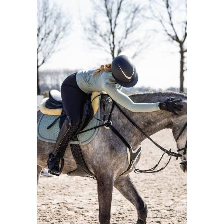Tapis de selle Florence sauge HKM sur un cheval gris monté